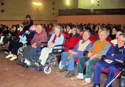 La platea del cimena-teatro Lux gremita dai nonni in festa